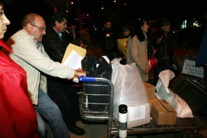 Пълна бъркотия в София, спят на чували с бюлетини