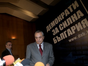 Костов подкрепя Плевнелиев за втория тур