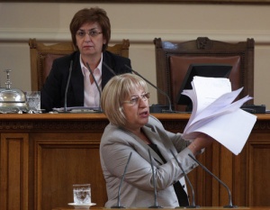 Цачева: Парламентът остава неразбран в България