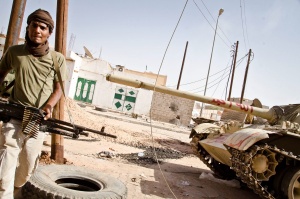 Либийските бунтовници временно спират атаките към бастиона на Кадафи