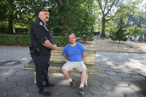 Мъж атакува сградата на парламента с димки