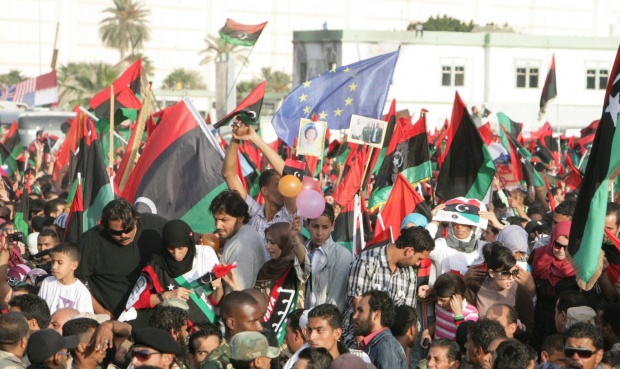 Либия погребва Кадафи в пустинята