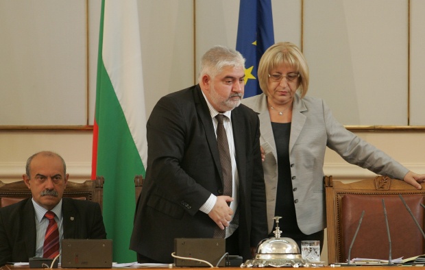 Парламентът ще заседава извънредно