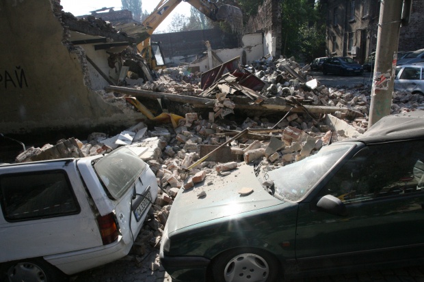 Стена се срути върху коли в центъра на София