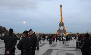 Румънски полицаи патрулират в Париж