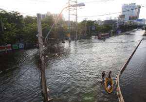 Жертвите на наводненията в Тайланд достигнаха 564