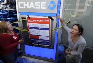 Българи обрали банкомати и в Канада