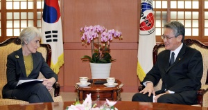 Южнокорейски депутат гони САЩ със сълзотворен газ