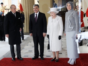 Първата дама на Турция шашна Елизабет II