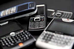 Мобилните оператори на съд заради sms игрите