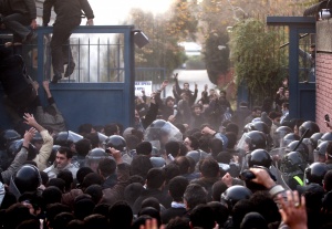 Като през 1979: В Иран превзеха посолство