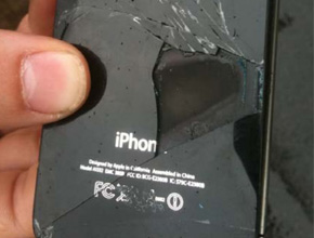 iPhone 4/4S се самозапалва на борда на самолет