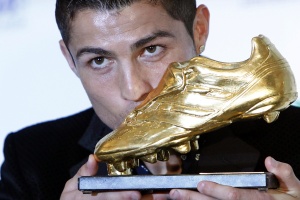 Кристиано Роналдо нахлузи „Златната обувка“