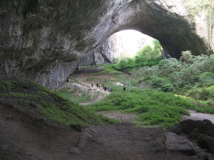 „Непобедимите“ изправени срещу прилепи в Деветашката пещера