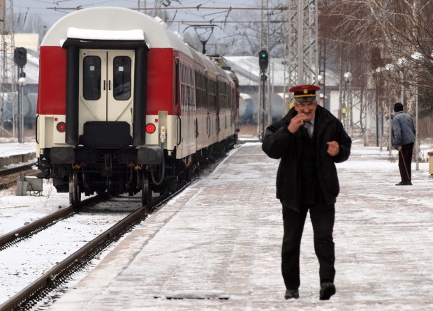 Синдикати: Спрените влакове удрят икономиката