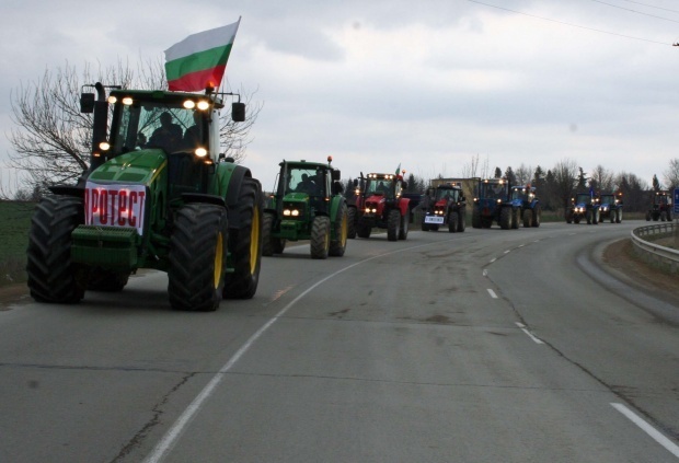 Земеделците продължават с протеста