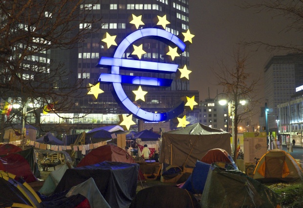 Еврозоната пуска парите за Гърция