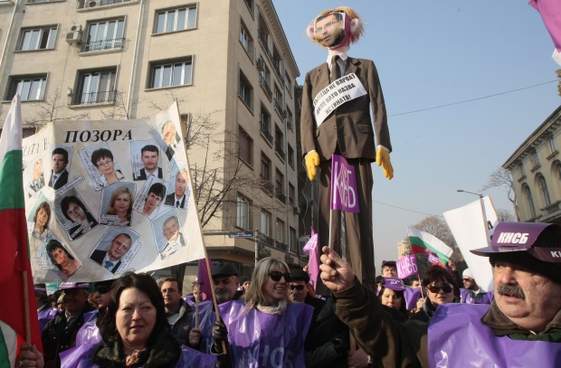 30 000 на протест с чучело на Дянков