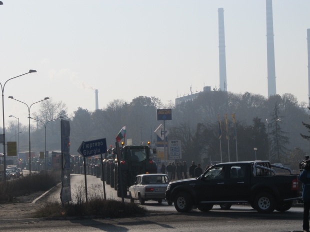 Фермери блокираха Дунав мост