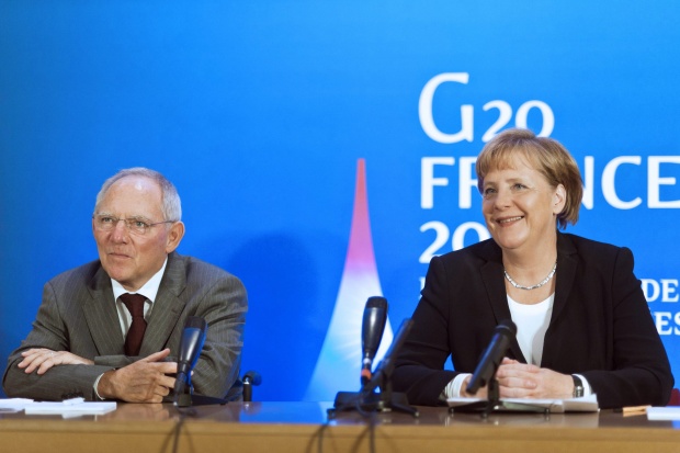 Меркел: Още десетилетие в дългова криза