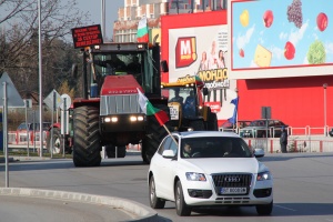 Трактори и комбайни на път за София