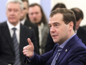 Медведев: Запада да не се меси на Русия