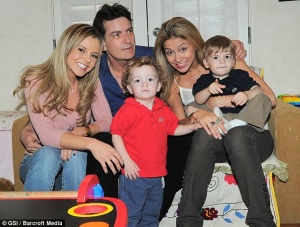 Чарли Шийн си гледа децата, майка им – в ареста