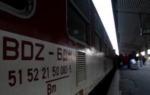 Половината железничари спират стачката