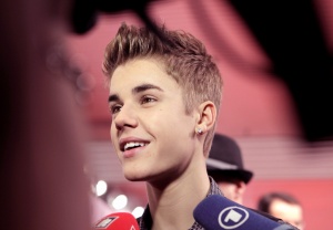 Джъстин Бийбър дари 100 000 долара на училище