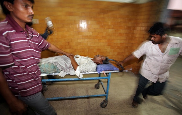 Фалшив алкохол уби над 100 индийци