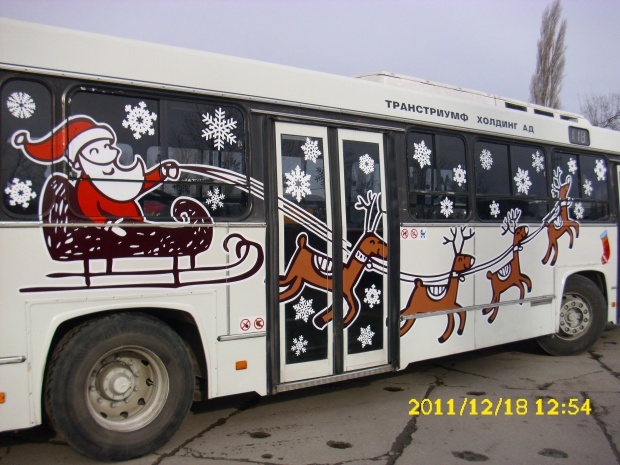Дядо Коледа кръстосва Варна с автобус шейна