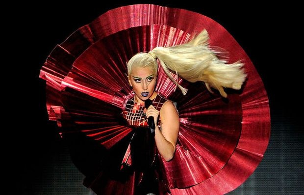 Лейди Гага посреща 2012... на площада
