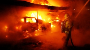 Къщи и коли горят в Лос Анджелис