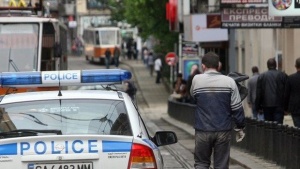 Двама пребиха полицай с бухалки