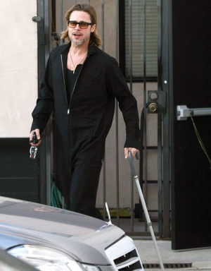 Брад Пит с бастун, скъсал сухожилие