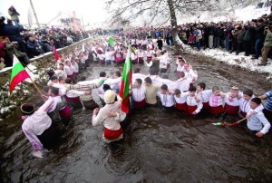 200 души на „леденото хоро“ в Тунджа