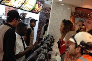 Риана на опашка в „Макдоналдс“