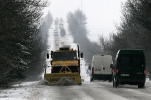 Обилните снеговалежи усложняват пътната обстановка