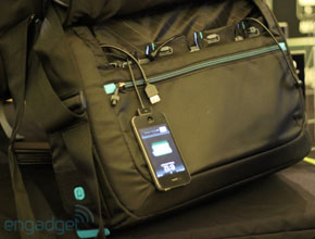 Чанта, която може да зарежда до четири устройства наведнъж