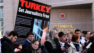 Турски журналисти протестират от затвора