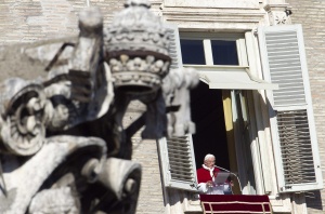 Папата на среща с... крокодил