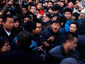 Премиерата на iPhone 4S в Китай предизвика хаос