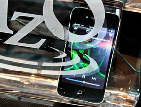 Samsung и Apple обръщат внимание на технология за водоустойчиви смартфони