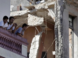 Сгради падат в Турция и Куба