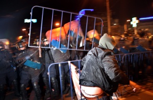 Среднощни сблъсъци в Букурещ