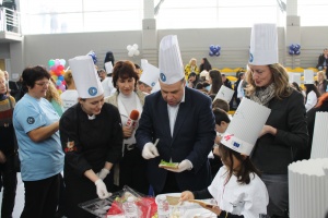 500 деца и Найденов правиха сандвичи