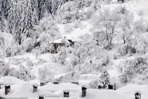 Снегът затрупа България