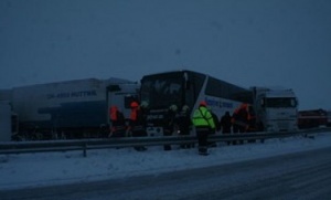 Автобус и два ТИР-а се сблъскаха на АМ „Тракия”