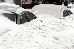 Румънци нощуват в колите си заради снега