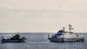Кораб със сомалийци потъна край Либия